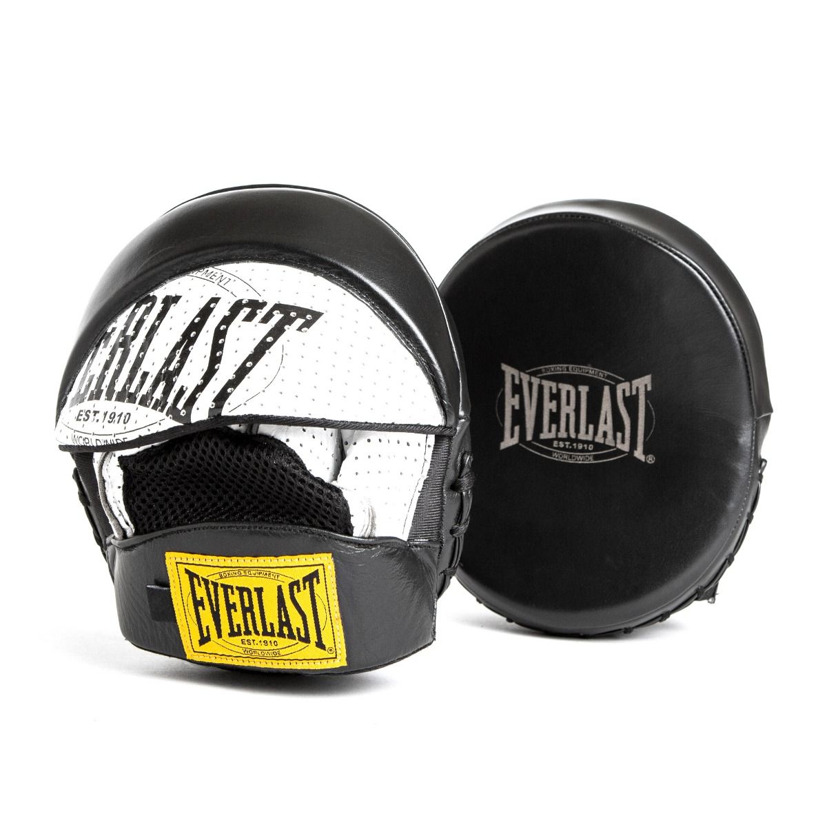 Coppia di colpitori da passata Everlast 1910 Focus Mitts in pelle nera e bianca con la scritta Tradizione Everlast 1910 posizionata in alto su sfondo bianco.