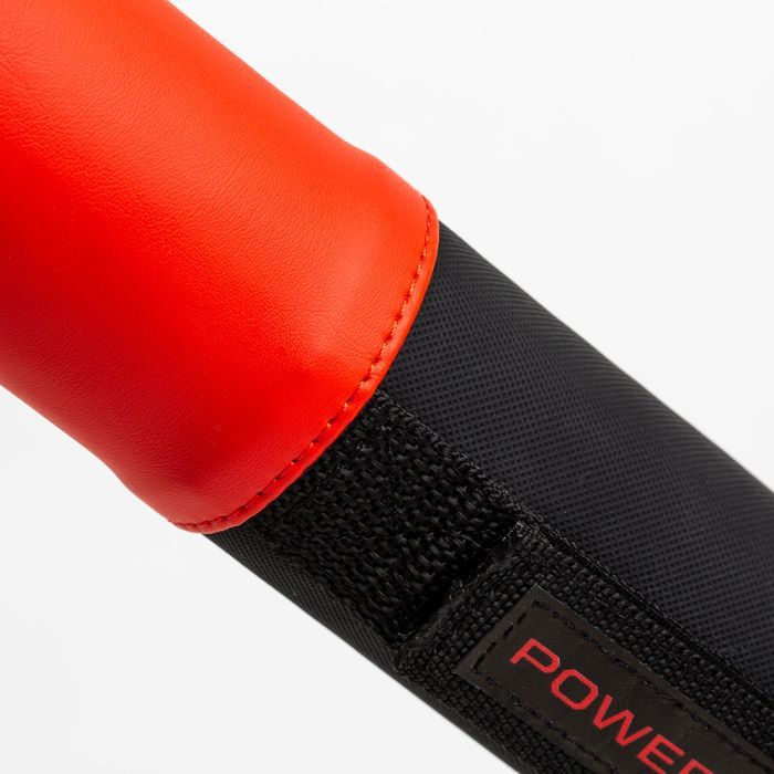 Dettaglio della chiusura a strappo dei bastoni Everlast Powerlock Boxing Sticks per la regolazione sulla mano.