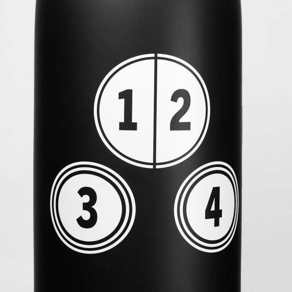 Dettagli stampe colpi sul sacco da boxe gonfiabile da terra Everlast da 130 cm di colore nero .