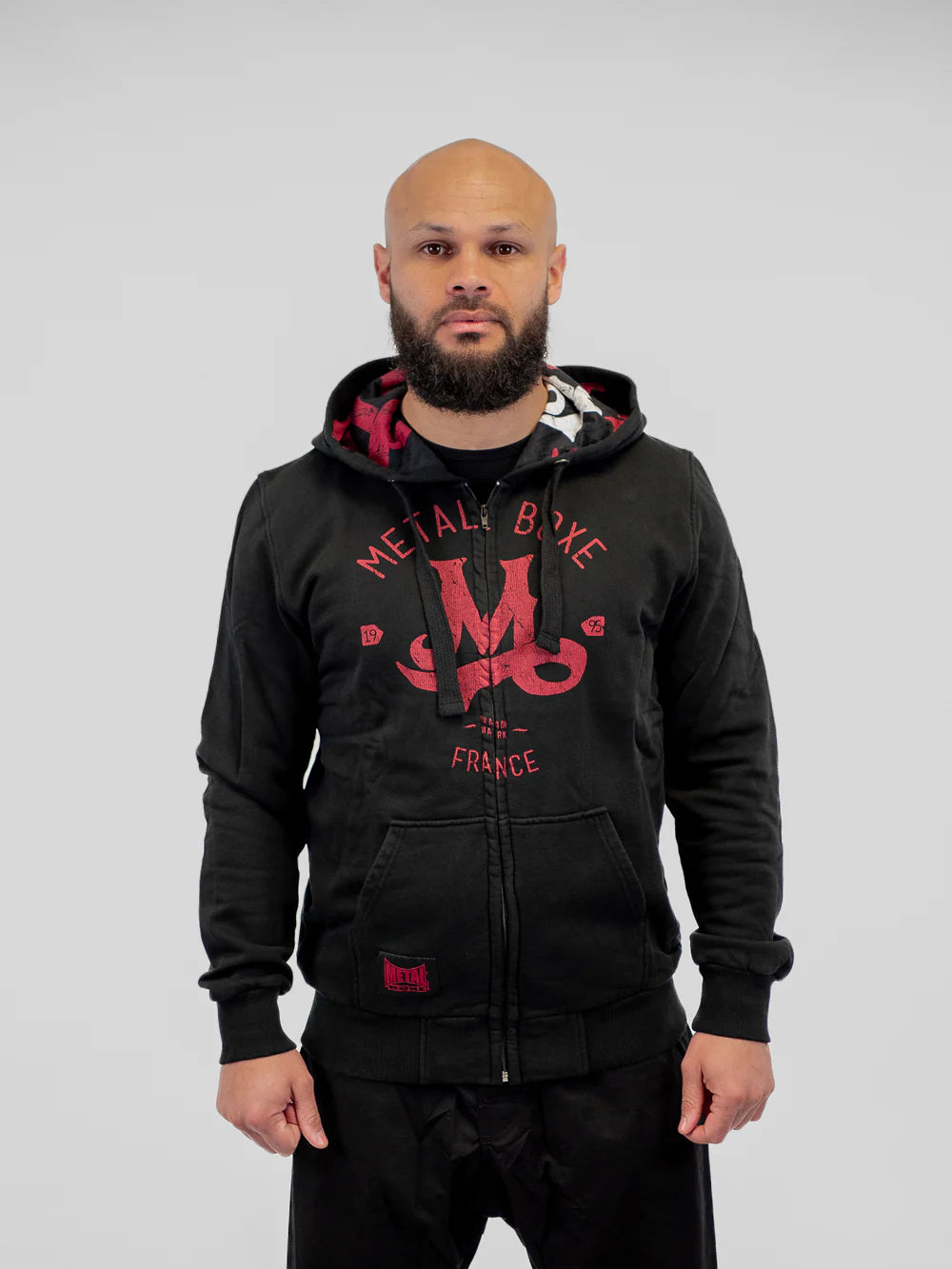 Vista frontale della felpa nera Metal Boxe con grande logo M rosso stampato sul petto