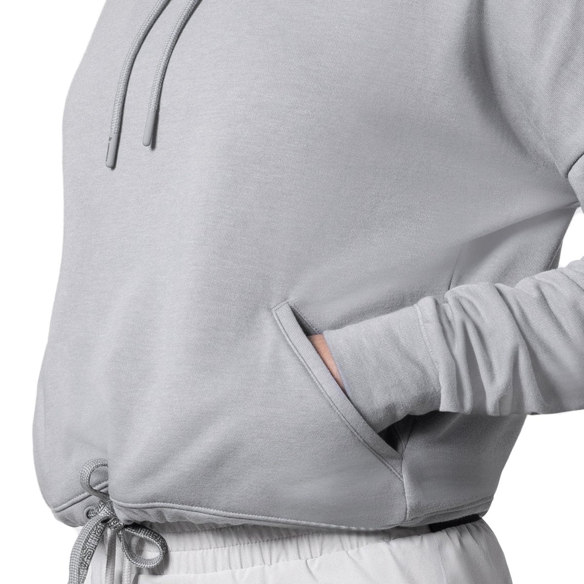 Detail van de open zakken op het grijze cropped Hayabusa-sweatshirt, perfect voor het opbergen van essentiële spullen