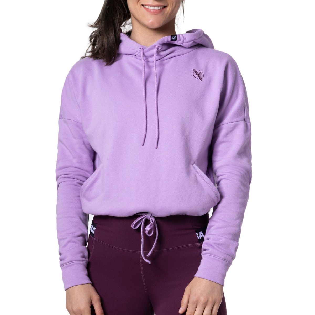 Vooraanzicht van het lavendelroze Hayabusa cropped sweatshirt, modern silhouet met verlaagde schouders