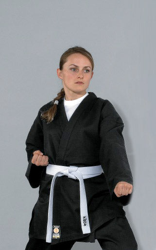 Giacca nera da Karate 8 oz indossata, taglio lungo classico per arti marziali