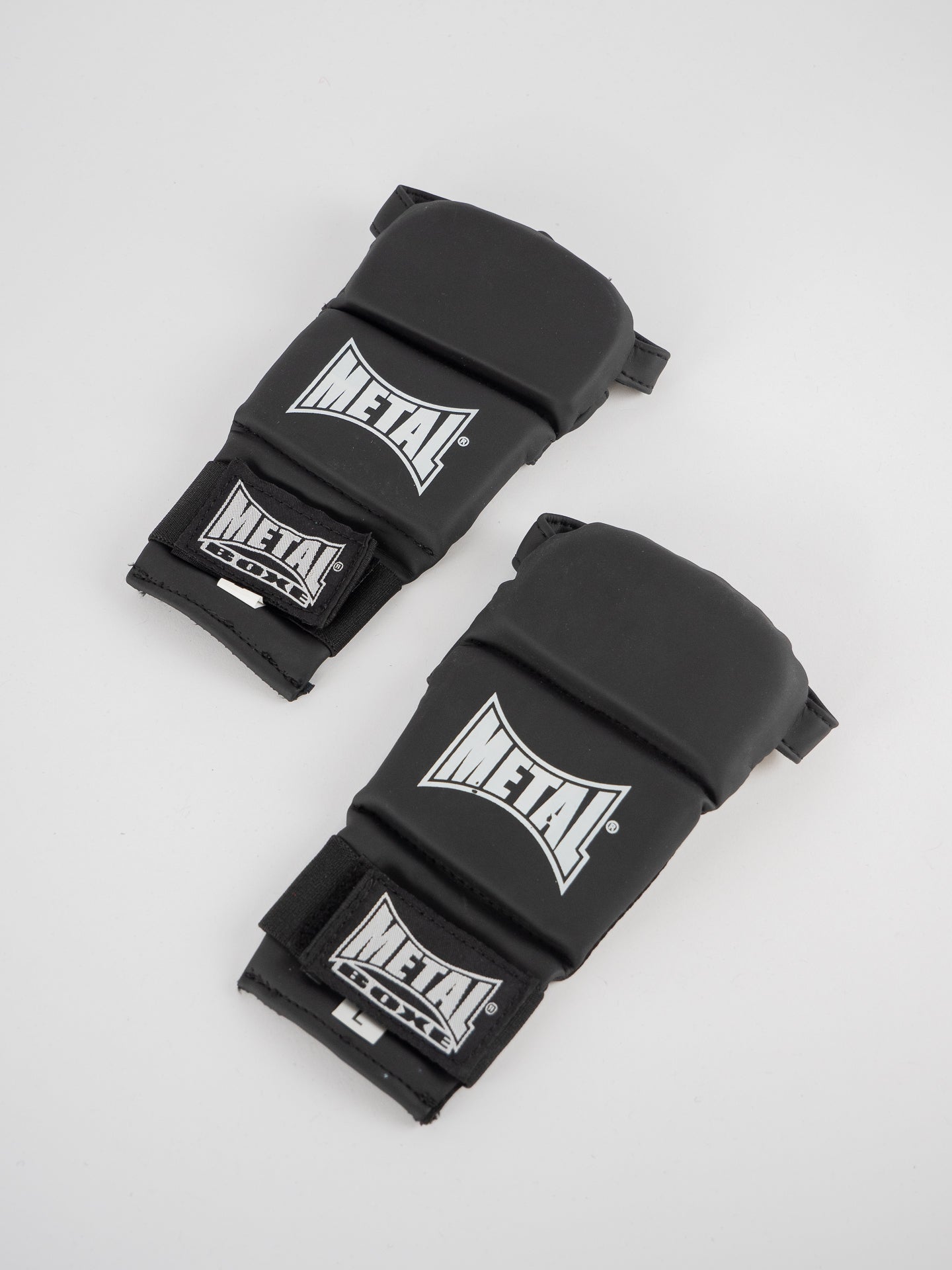 Vista frontale guanti Metal Boxe Ju Jitsu neri in PU MAT, ideali per grappling e colpi
