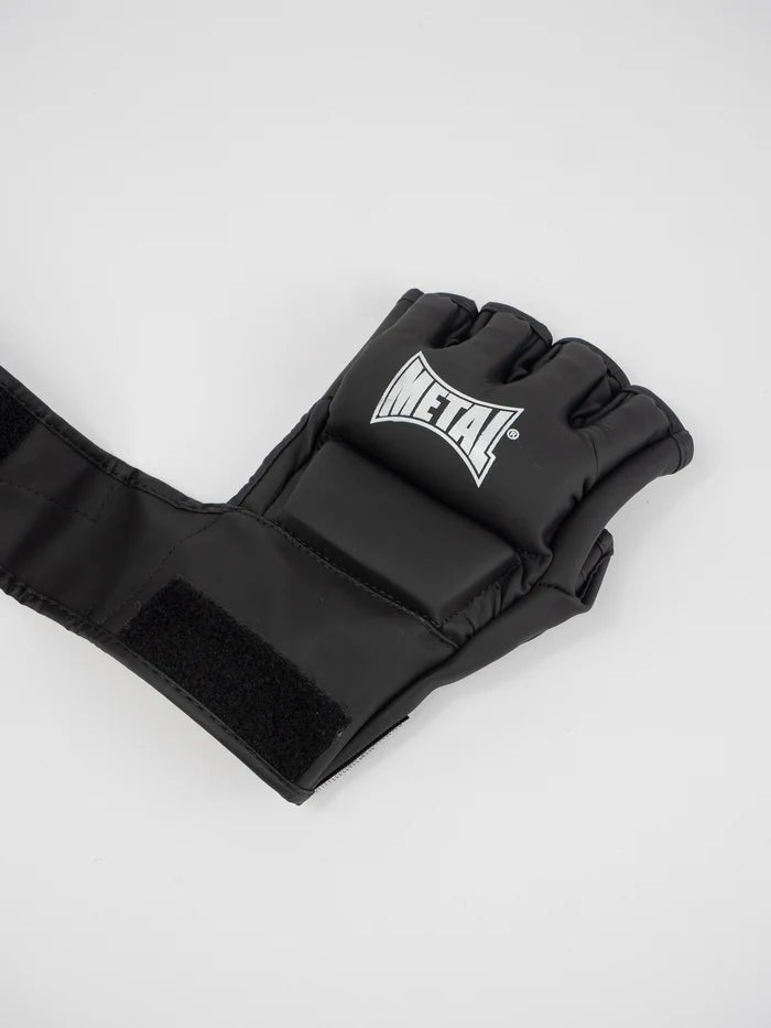 Détail de la fermeture velcro renforcée des gants Black Light MMA