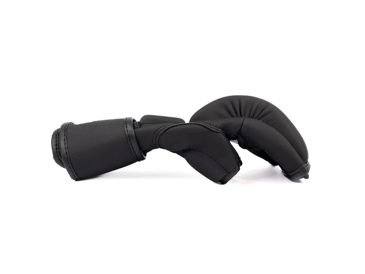 Sidovy av The Claw MMA-handskar, tumskyddsdetalj och stoppningstjocklek