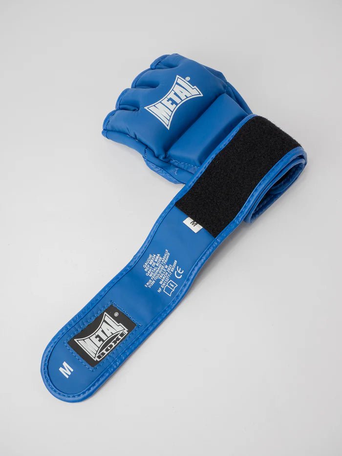 Detalhe do fecho ergonômico de velcro das luvas azuis MMA Metal Boxing