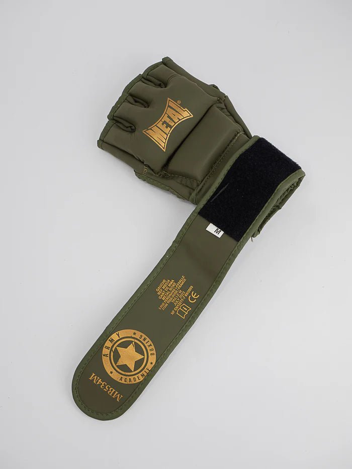 Detalhe do sistema de aperto de pulso das luvas militares de MMA