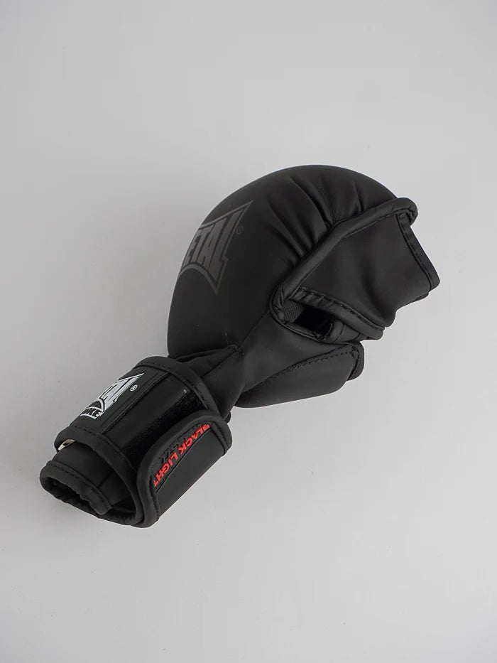 Vista lateral Luvas de boxe de metal para sparring de MMA, foco no polegar reforçado e no fechamento