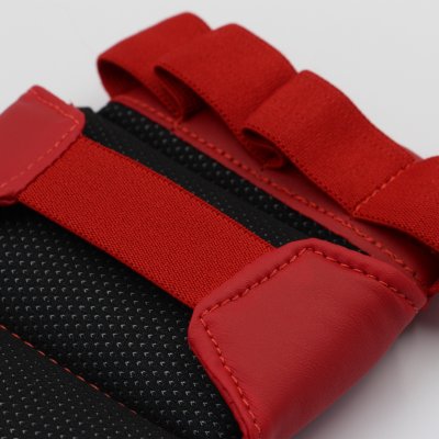 Dettaglio del palmo aperto dei guantini Adidas Ju Jitsu rossi per le prese