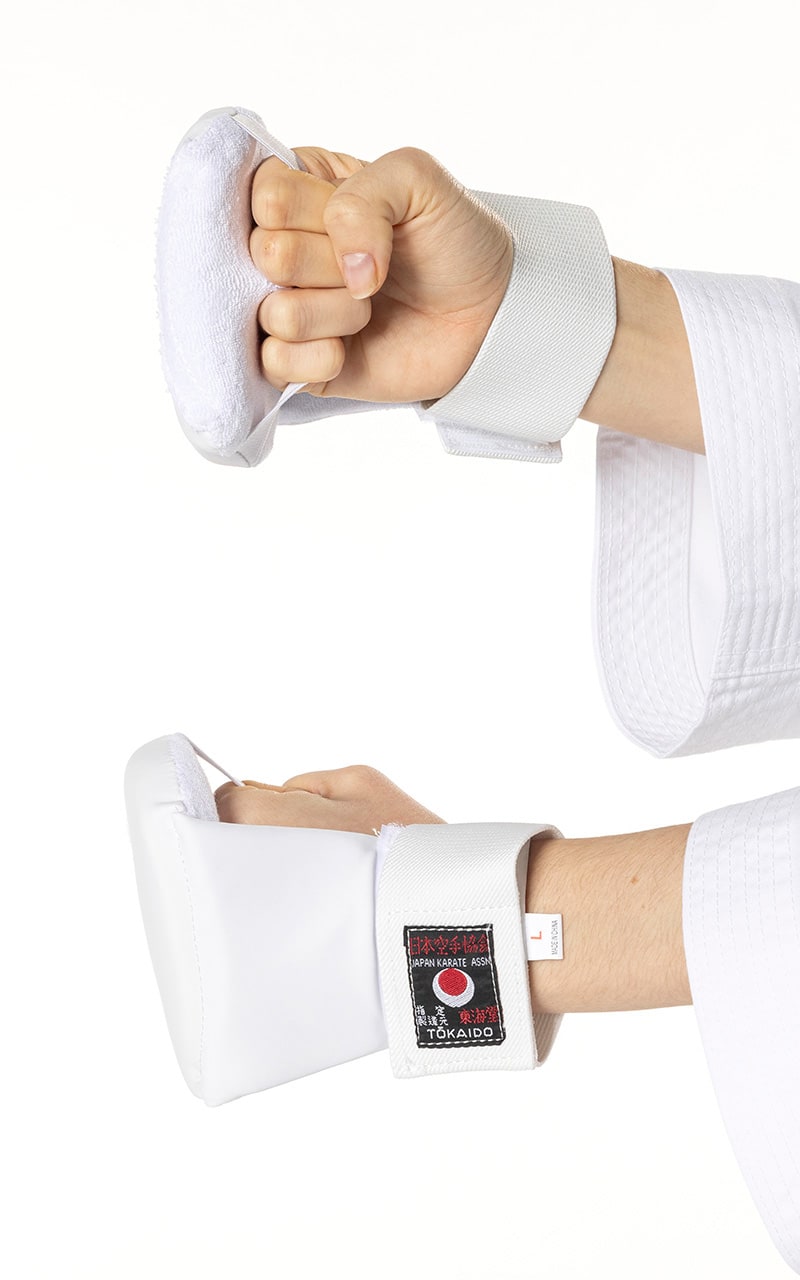 Guantini da karate Tokaido bianchi omologati JKA per competizioni di karate tradizionale.