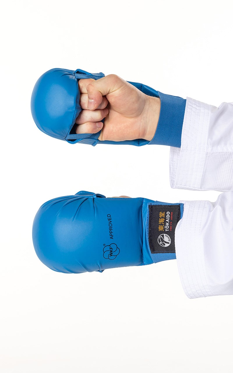 Protezioni pugno Tokaido blu modello Junior/Light senza pollice per una maggiore libertà di movimento.