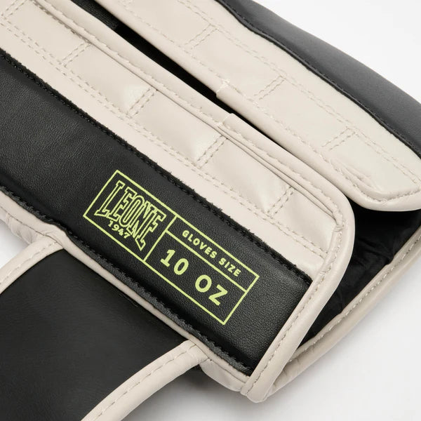 Dettaglio della chiusura a velcro del guantone LEONE Stripe '47 beige, sicura e avvolgente