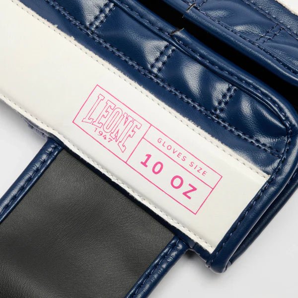 Gros plan sur la fermeture velcro élastique du gant LEONE Stripe '47 bleu