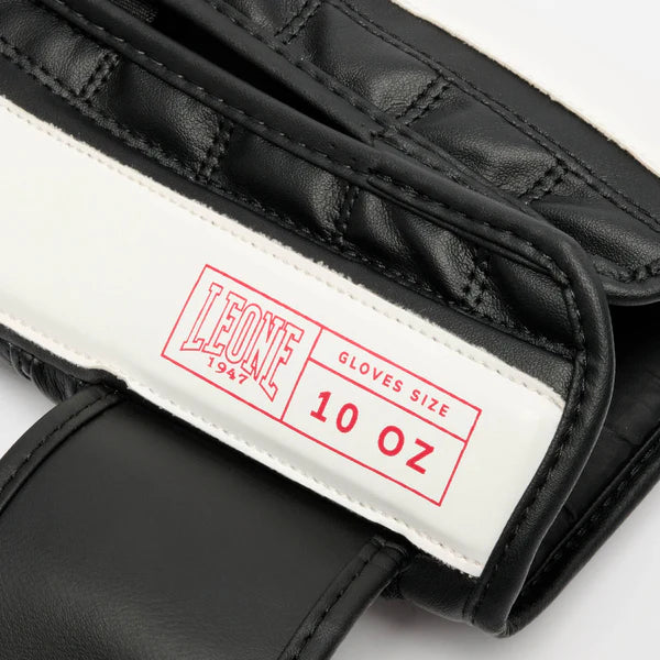 Dettaglio della chiusura a velcro facile e sicura sul polso del guantone LEONE Stripe '47 nero