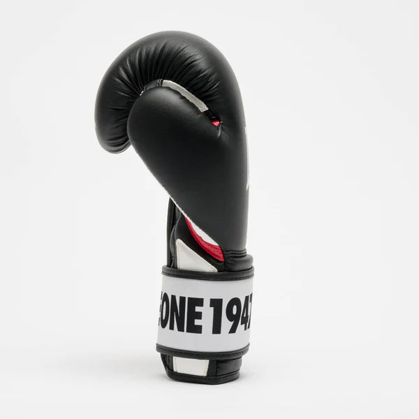 Vista laterale del guantone LEONE Stripe '47 nero, che mostra la silhouette confortevole e l'imbottitura