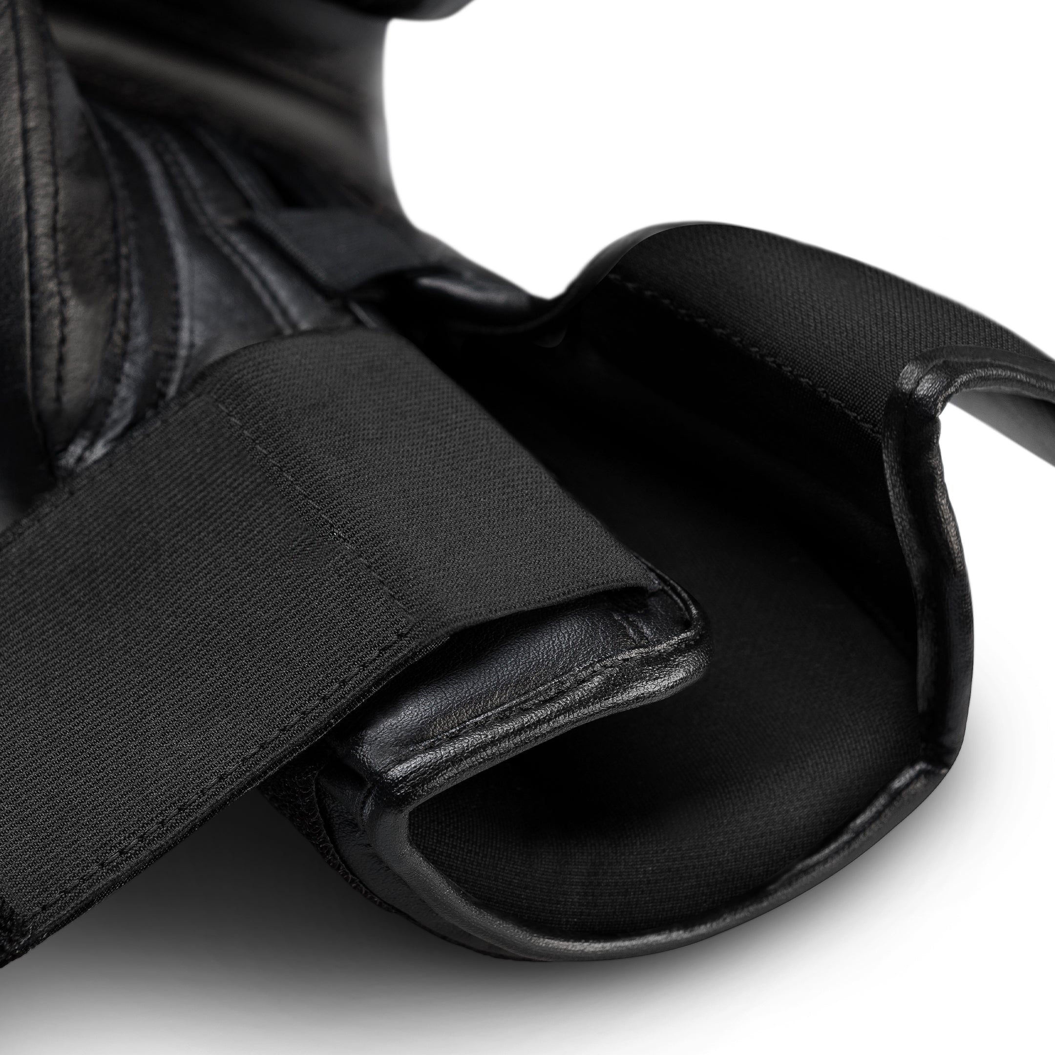 Dettaglio del sistema di chiusura a doppio strap Dual-X sui guantoni bambini Marvel Punisher