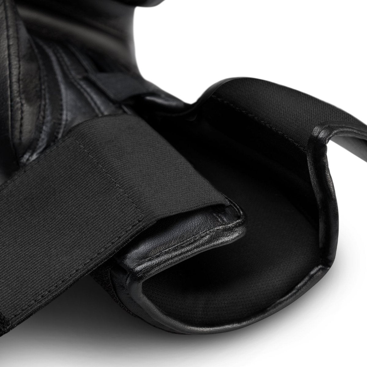 Détail du système de fermeture à double sangle Dual-X sur les gants pour enfants Marvel Punisher