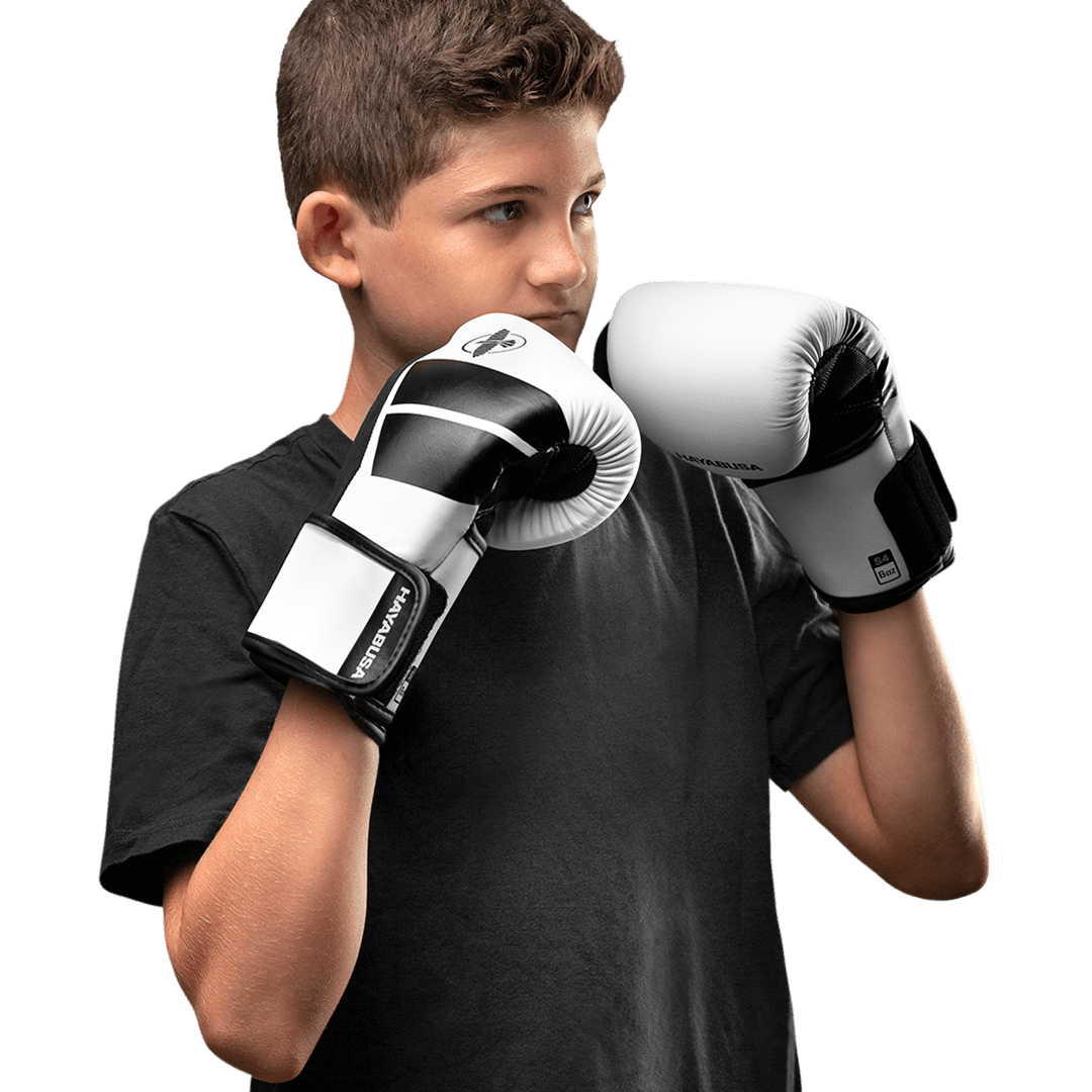 Petit athlète portant des gants blancs Hayabusa S4 lors d'un cours de boxe