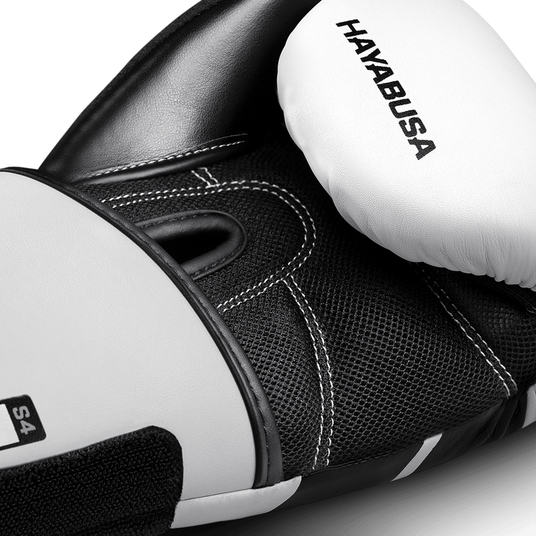 Vue rapprochée du gant enfant Hayabusa S4 blanc avec paume en mesh
