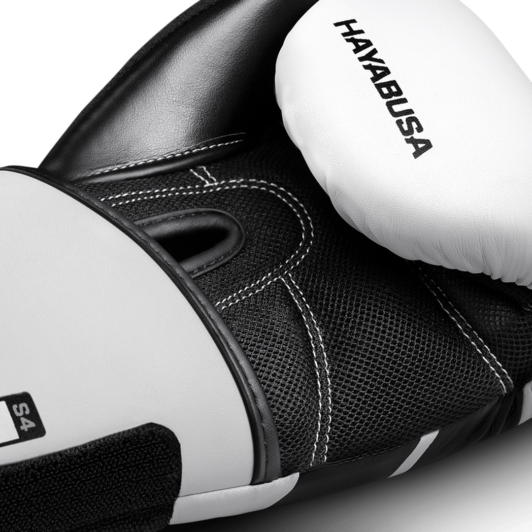 Vista ravvicinata del guantone bianco Hayabusa S4 per bambini con palmo in mesh