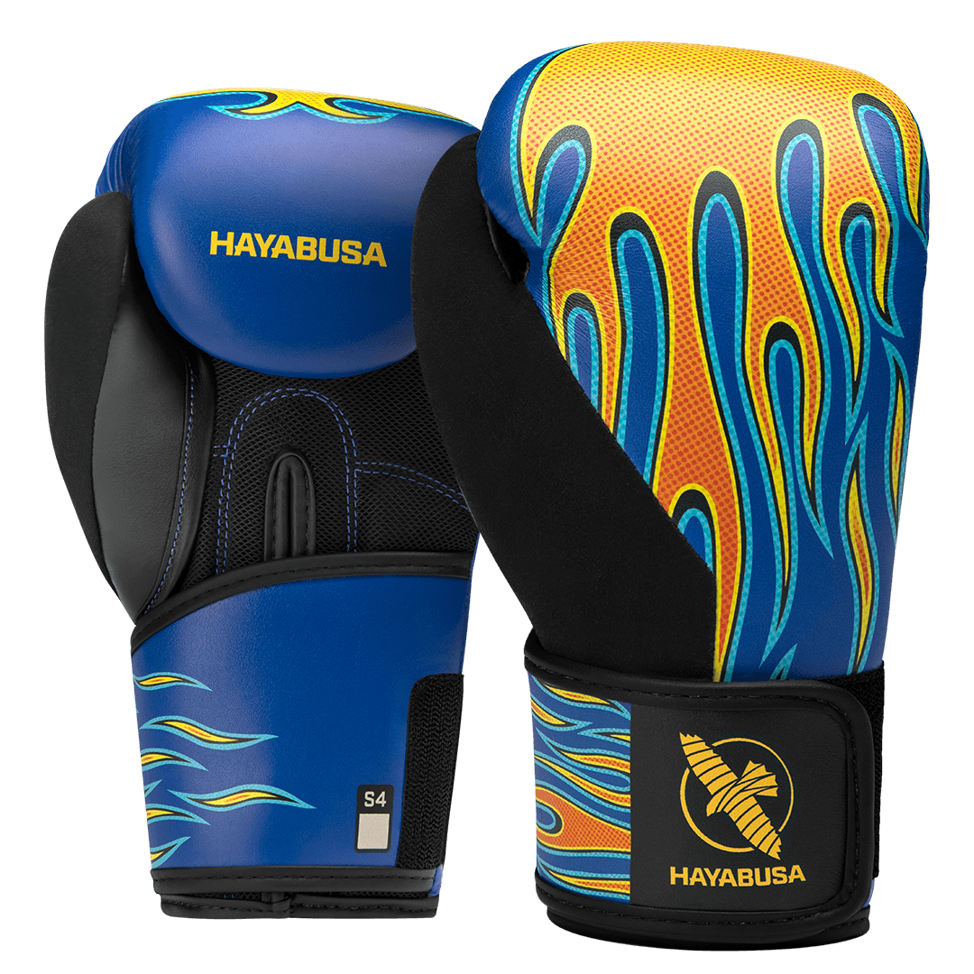 Ett par Hayabusa S4 Youth Epic boxningshandskar för barn med röd och orange flamma grafik