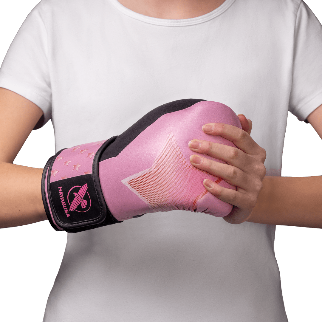Liten flicka som bär Hayabusa S4 Epic Stella-handskarna under en lätt sparring
