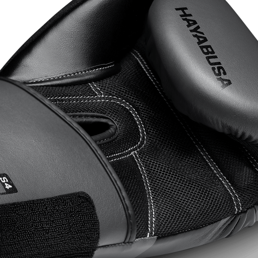 Enfant portant des gants gris Hayabusa S4 prêt pour l'entraînement