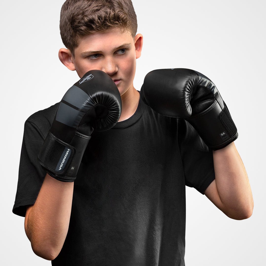 Photo des gants noirs Hayabusa S4 portés par un enfant à l'entraînement