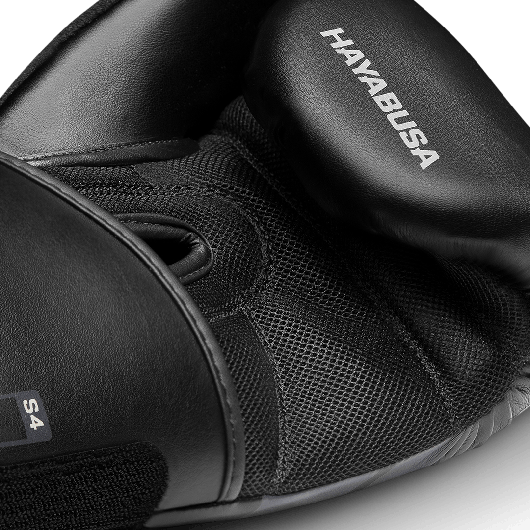 Vista laterale del guantone nero Hayabusa S4 per bambini con supporto per il polso