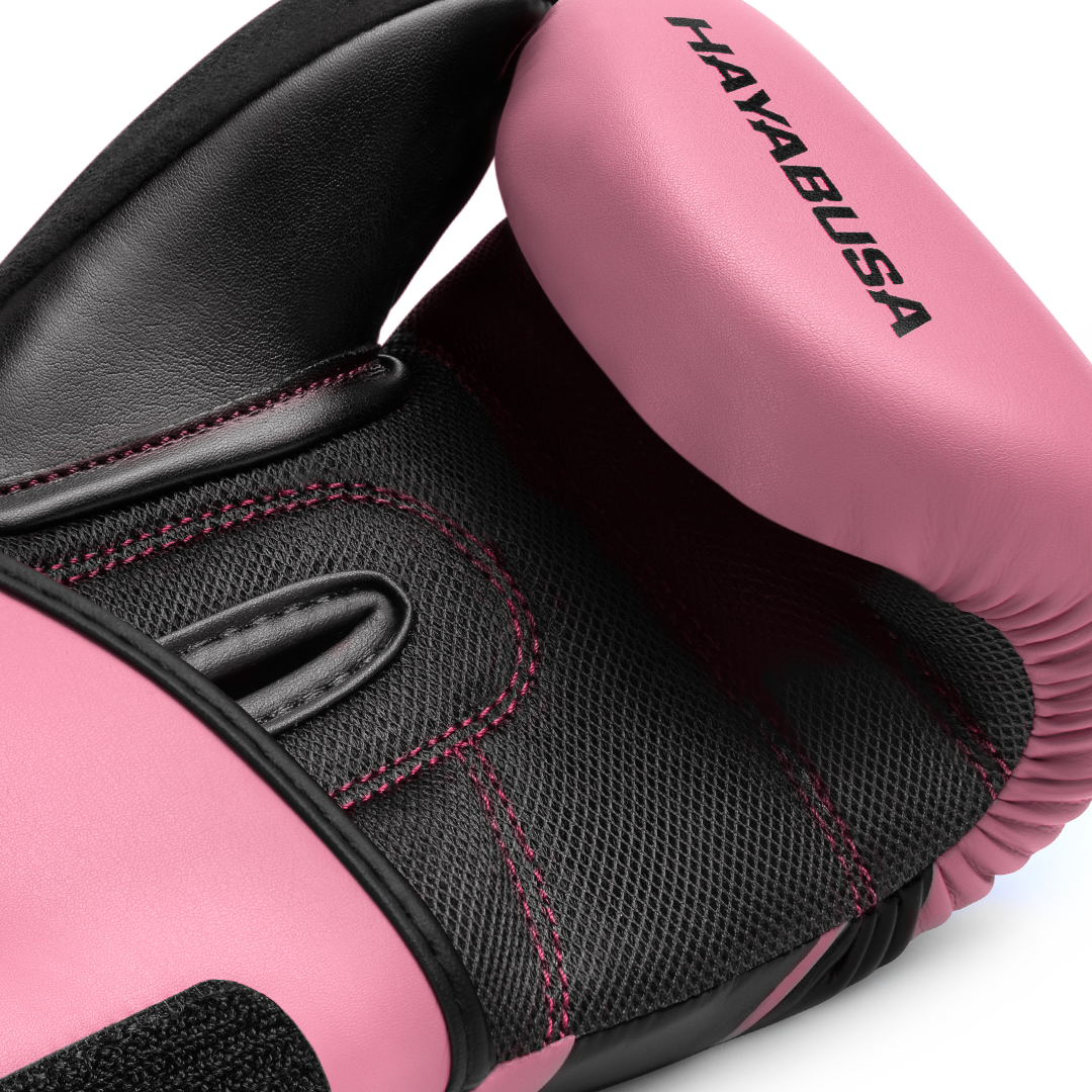 Dettaglio tecnico del guantone rosa Hayabusa S4 per bambina con pollice ergonomico