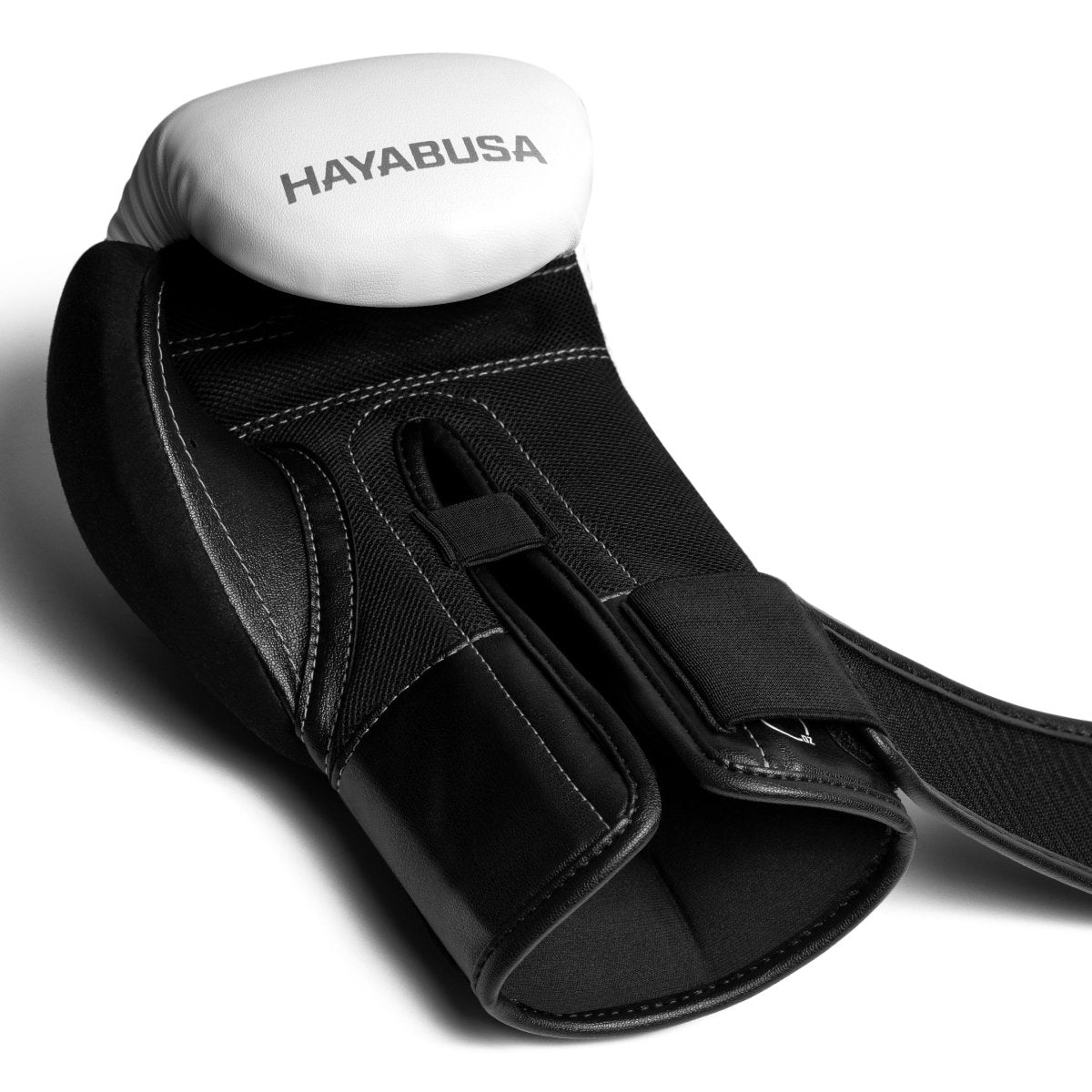 Detail des weißen Einzelhandschuhs Hayabusa E1 mit offenem Gummiband