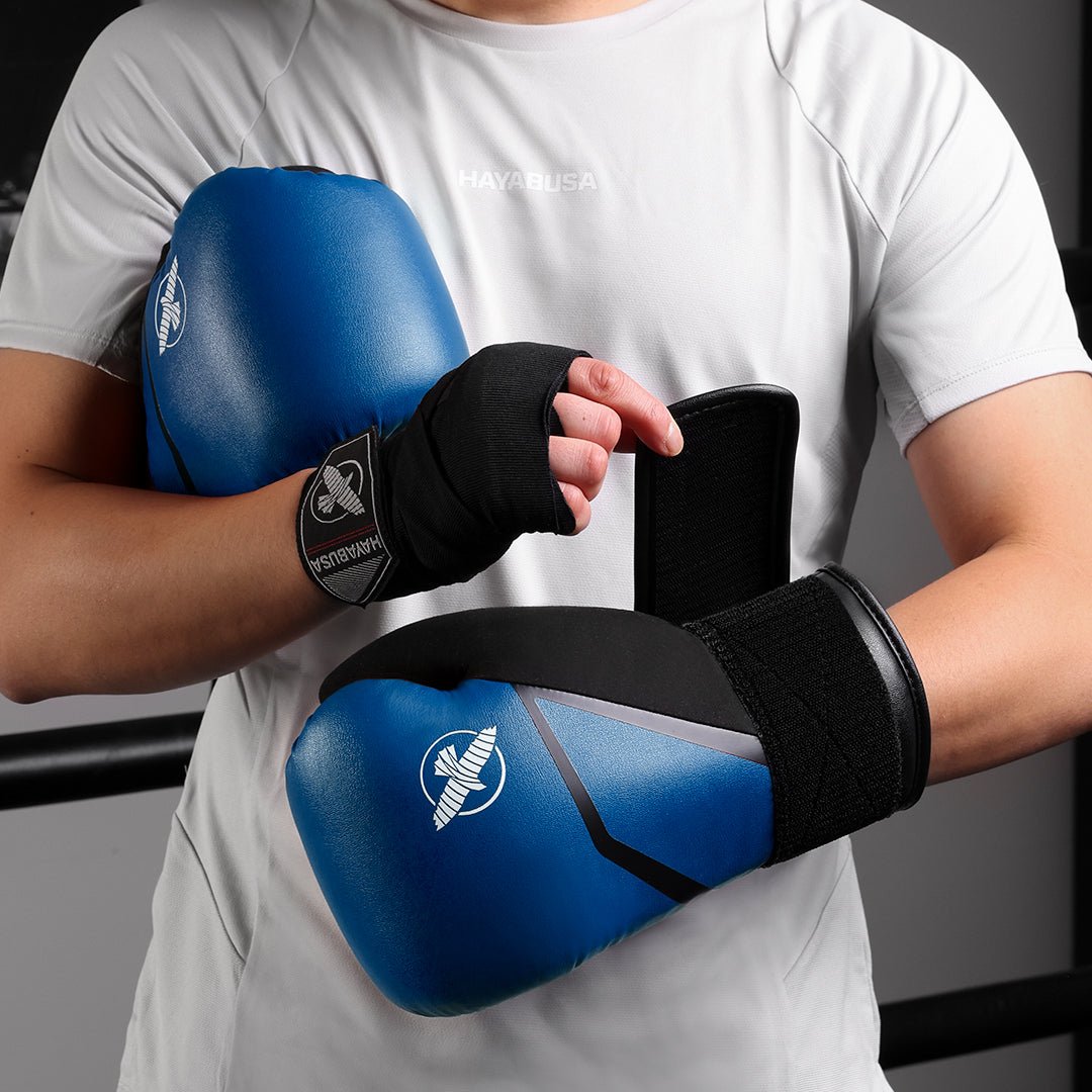 Die blauen Boxhandschuhe Hayabusa E1 werden zum Sparring getragen