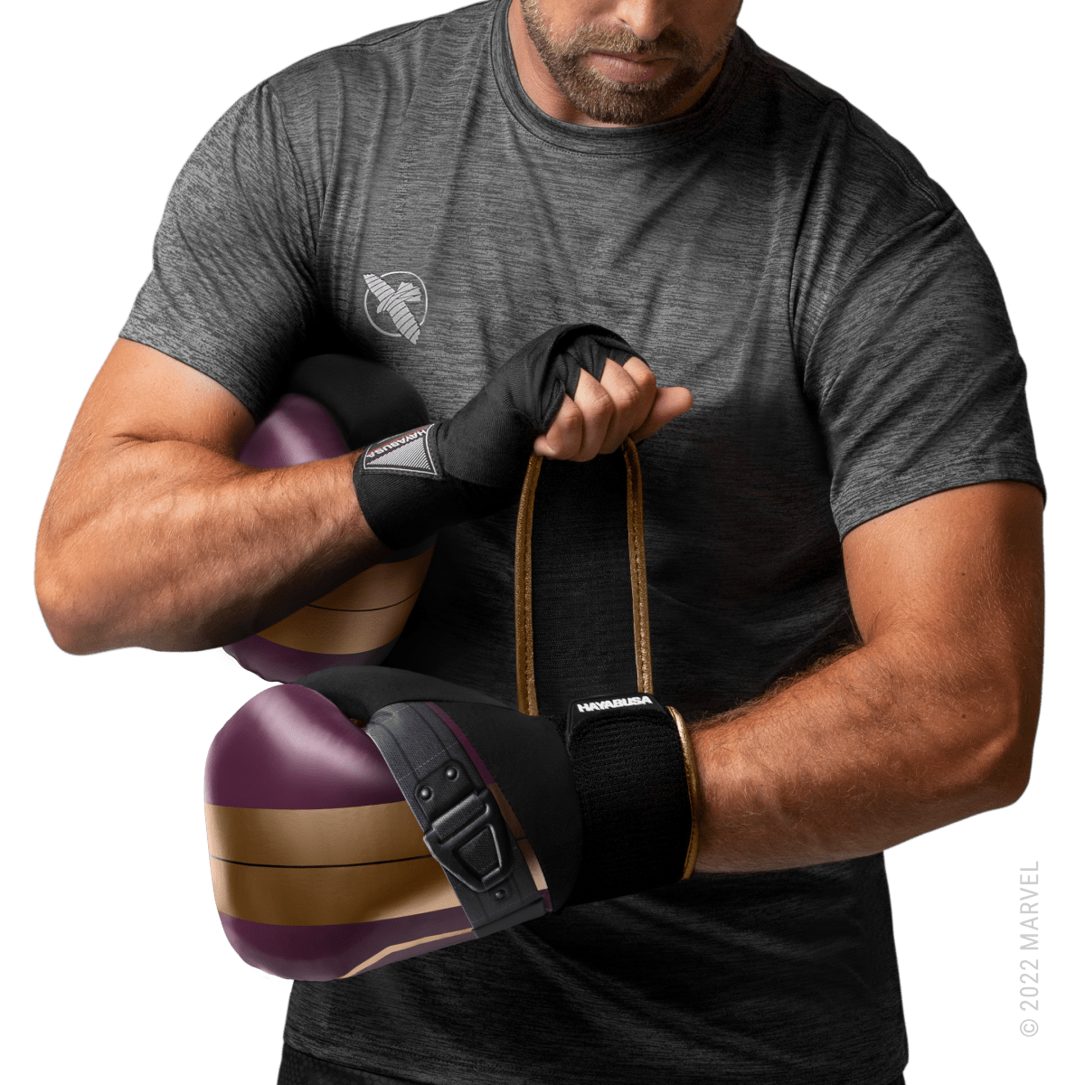 Athlète portant les gants Hayabusa Marvel Batroc violets et dorés