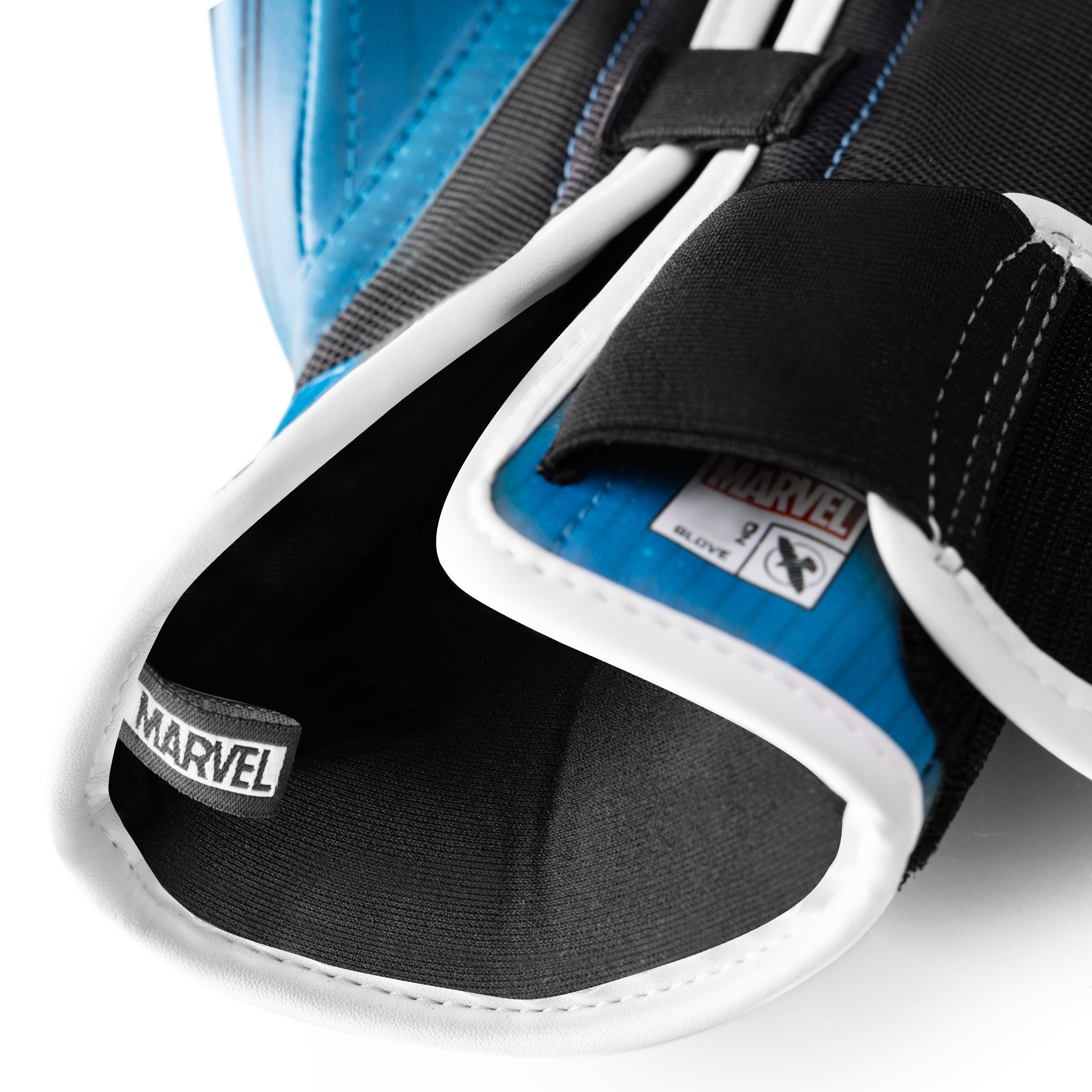 Dettaglio del sistema di chiusura elasticizzato singolo sul guantone Marvel Fantastic Four