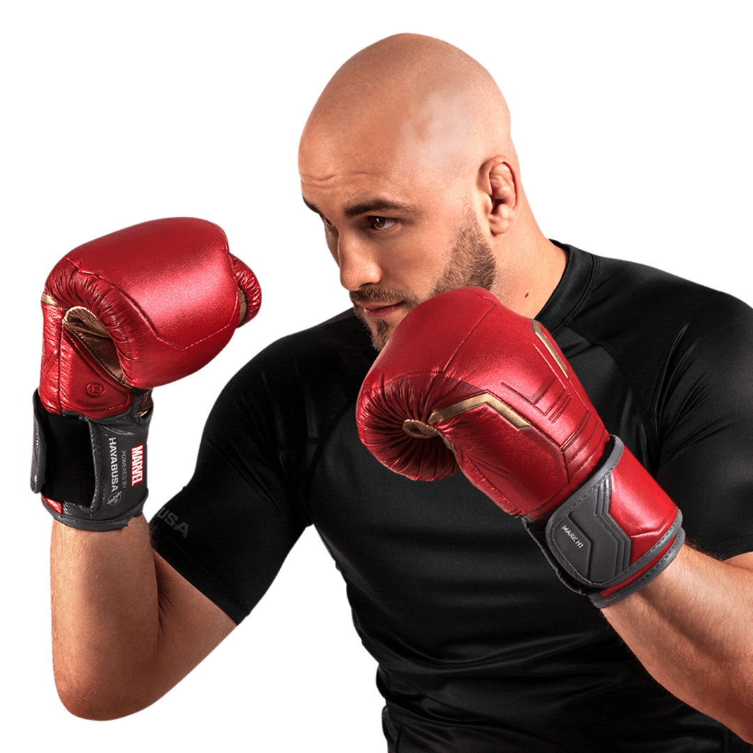 Atleta che indossa i guantoni rossi e oro Hayabusa Marvel Iron Man in posizione di guardia