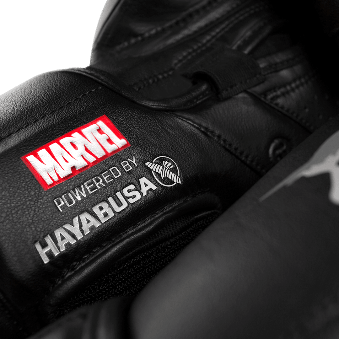 Primer plano del icónico gráfico de calavera de The Punisher impreso en el nudillo de los guantes Hayabusa.