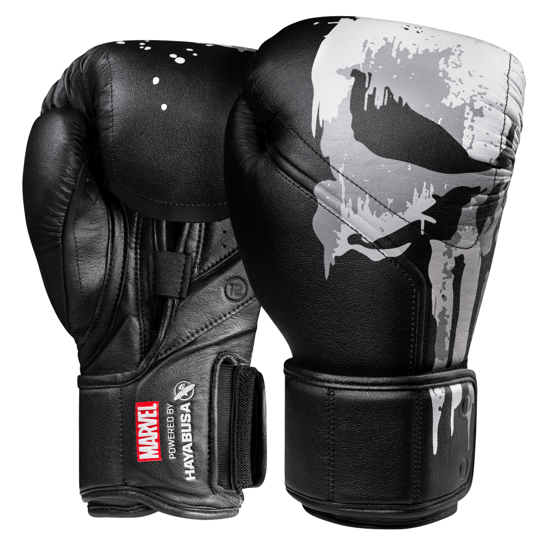 Ett par svarta Hayabusa Marvel Punisher boxningshandskar, frontvy som visar hela Frank Castle-inspirerade design