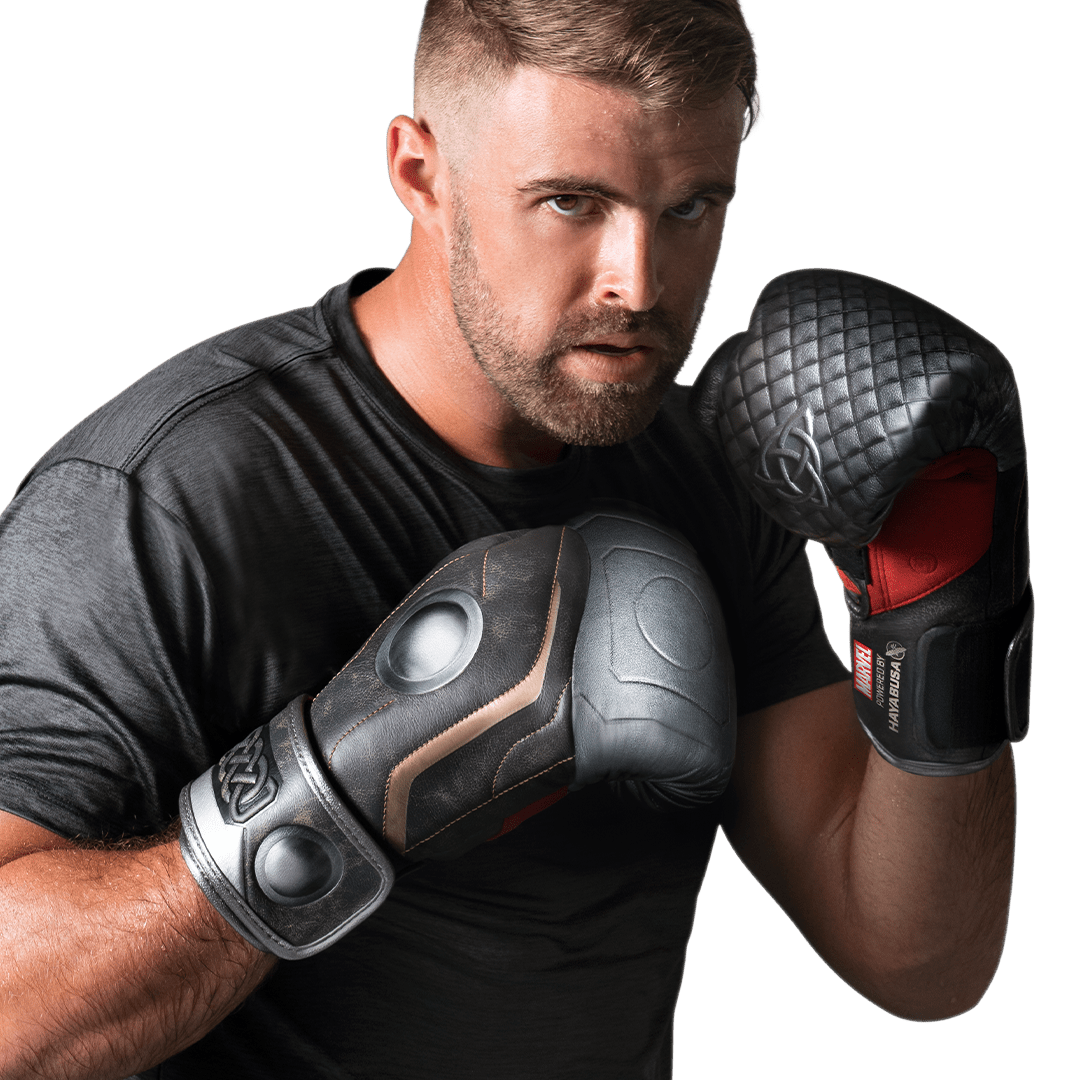 Athlet trägt braune und silberne Hayabusa Marvel Thor-Handschuhe in Angriffsposition