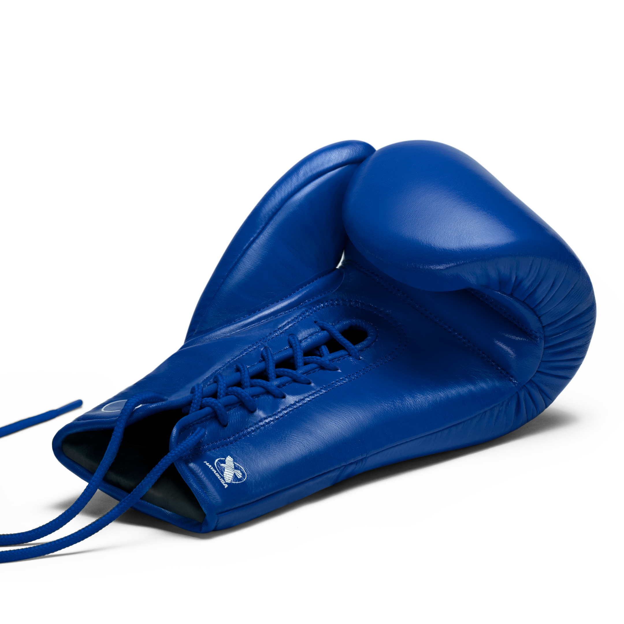 Primo piano del sistema di chiusura a lacci tradizionale sul guantone blu Hayabusa Pro Lace