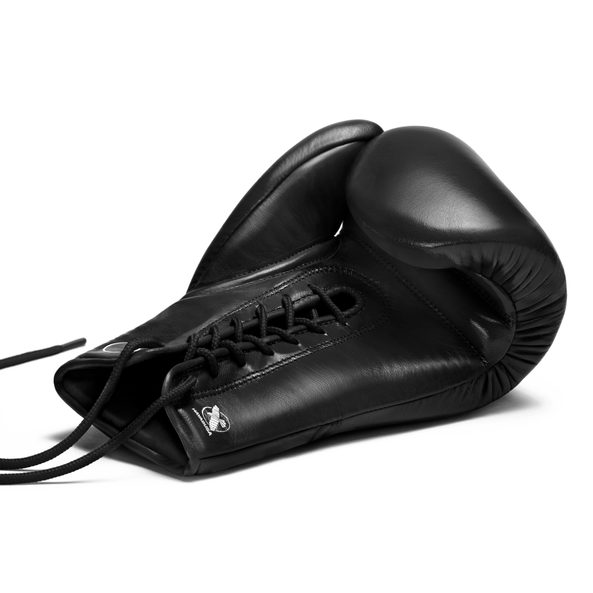 Nahaufnahme des traditionellen Schnürverschlusssystems am schwarzen Hayabusa Pro Lace-Handschuh