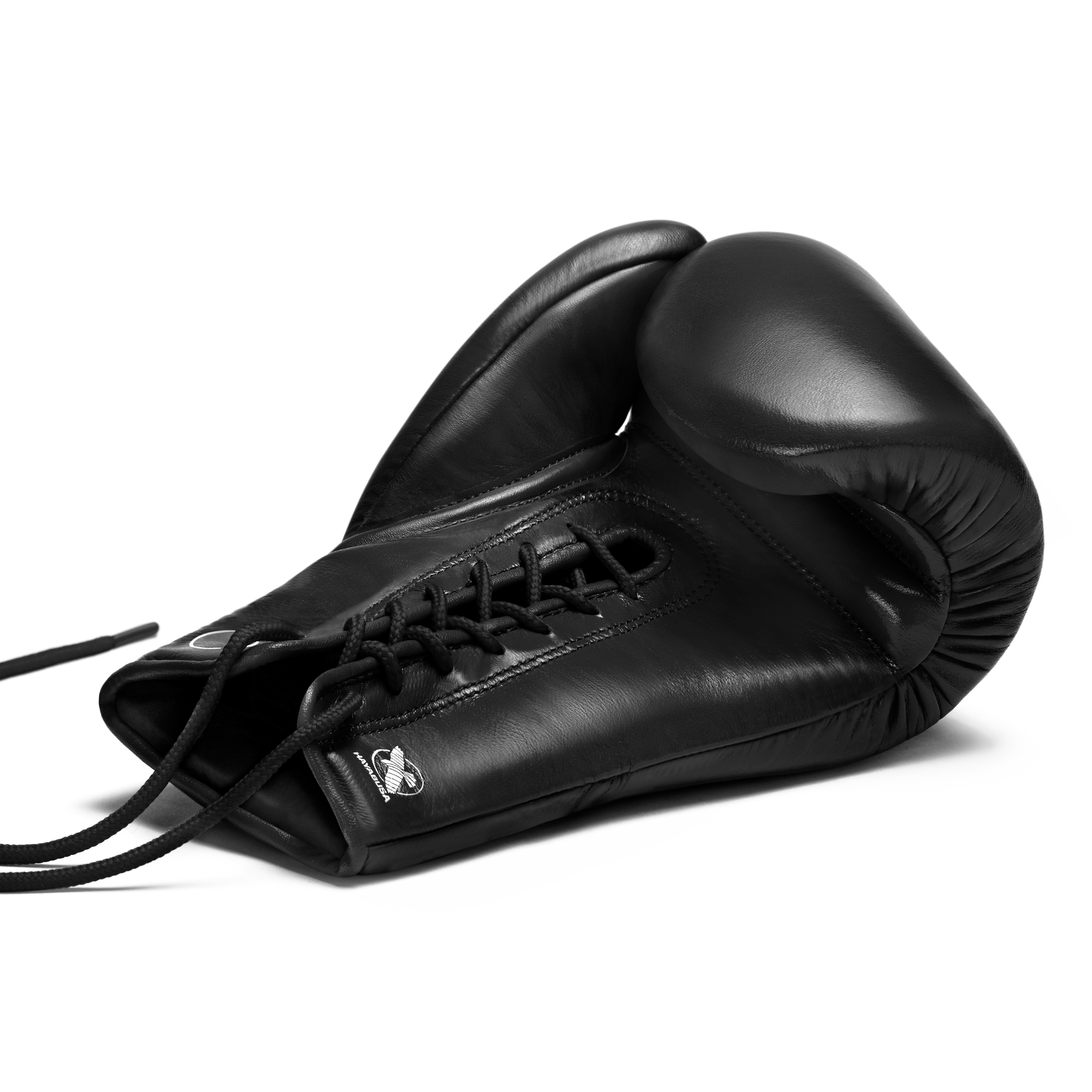 Primo piano del sistema di chiusura a lacci tradizionale sul guantone nero Hayabusa Pro Lace