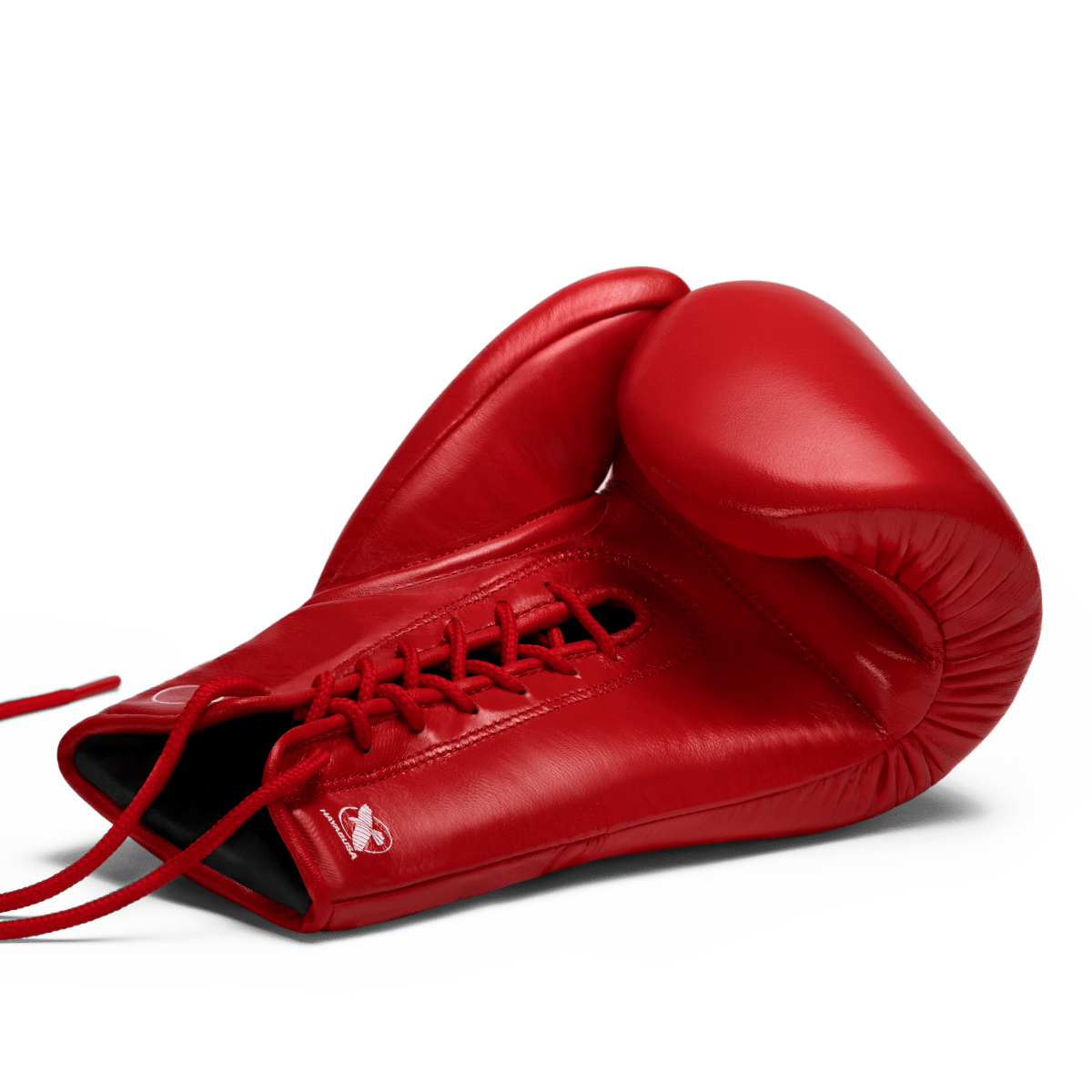 Nahaufnahme des traditionellen Schnürverschlusssystems am roten Hayabusa Pro Lace-Handschuh