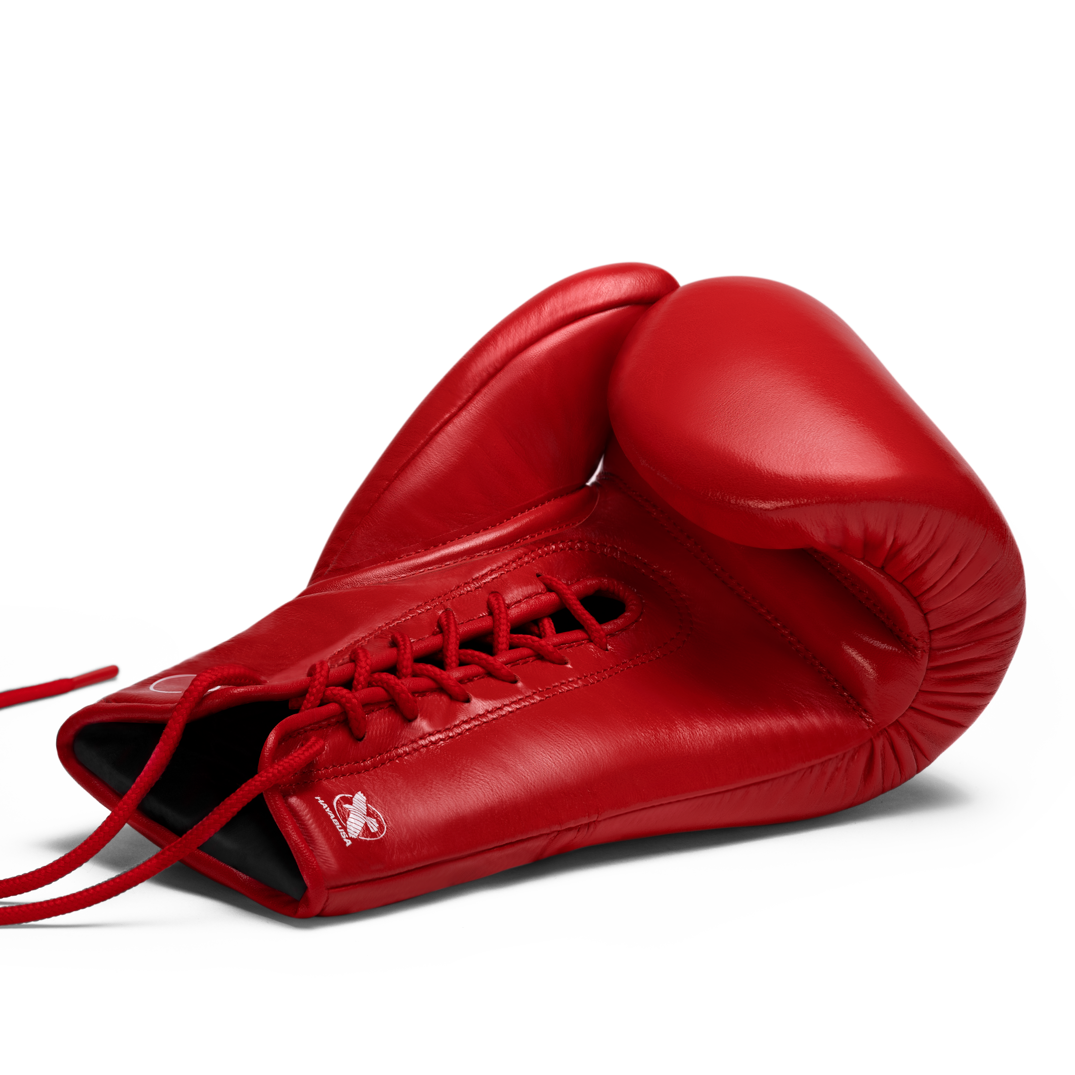 Primo piano del sistema di chiusura a lacci tradizionale sul guantone rosso Hayabusa Pro Lace