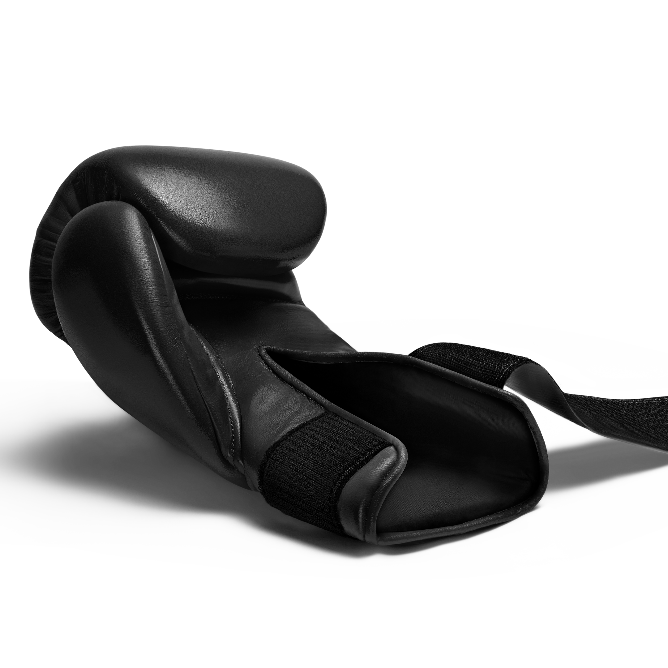 Dettaglio del polso e della chiusura singola a strappo aperta dei guantoni neri Hayabusa Pro