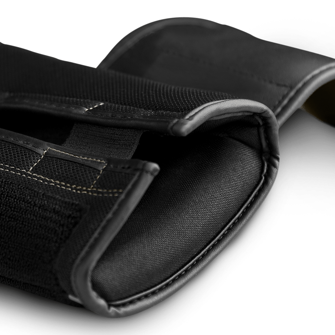 Dettaglio tecnico della chiusura del guantone beige Hayabusa S4