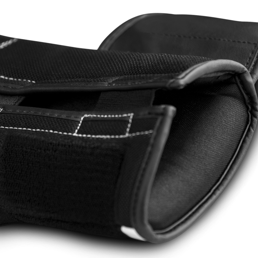 Primo piano della chiusura a strappo singola del guantone bianco Hayabusa S4