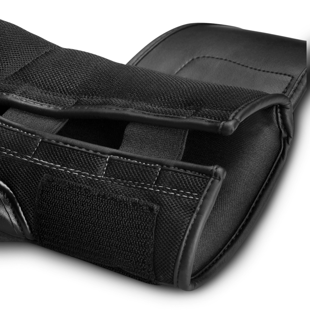 Particolare della chiusura a strap del guantone grigio Hayabusa S4