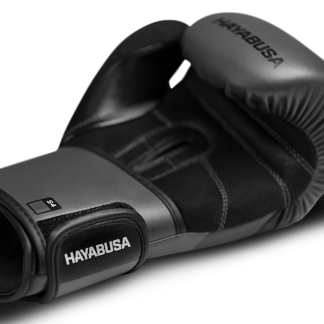 Palmo del guantone grigio Hayabusa S4 che mostra la struttura ergonomica