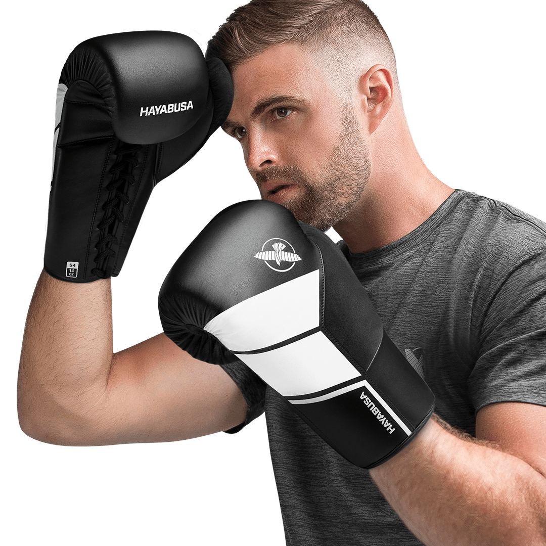 Sportler trägt die schwarzen Hayabusa S4-Handschuhe mit Schnürsenkeln während einer professionellen Trainingseinheit